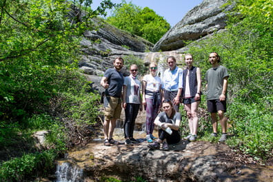 Туристы в походе по Крыму у водопада Джурла