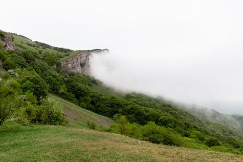 Скальник Козырек в тумане с перевала МАН