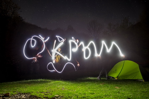 ночь на стоянке возле большого каньона Крыма - рисуем светом