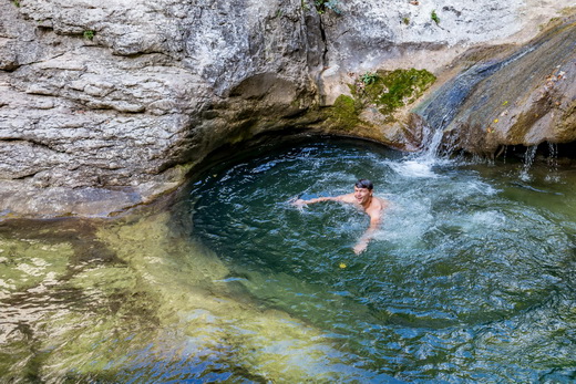 походы по Крыму с гидом - ванна молодости в большом каньоне