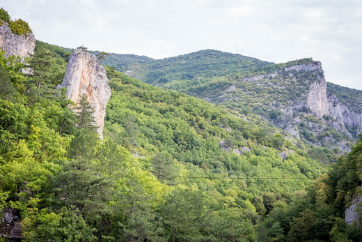скалы в большом каньоне Крыма на тропе через ушчелье