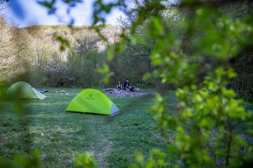 туристическая стоянка баш-дере с палатками в походе в большом каньоне Крыма