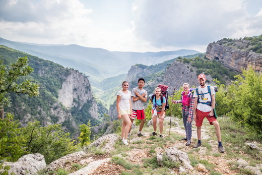 туристы на вершине большого каньоне Крыма с походе с рюкзаками