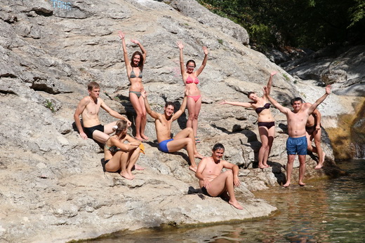 туристы около ванна молодости в каньоне Крыма - пеший поход по Крыму