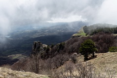 скалы козырек горы Крыма в облаках апрельь