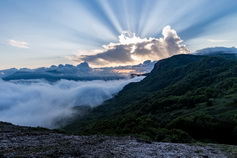 закат за облаками в Крыму на горе демерджи