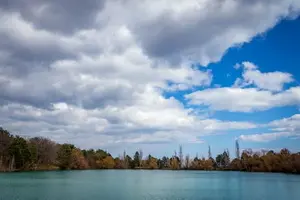 бирюзовое озеро запрудное