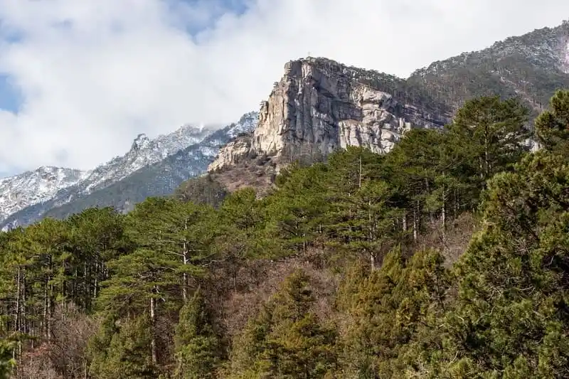 гора ставри-кая с крестом с маршрута по боткинской тропе в Крыму над ялтой фото