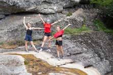 Девушки у водопада Джурла в походе по Крыму