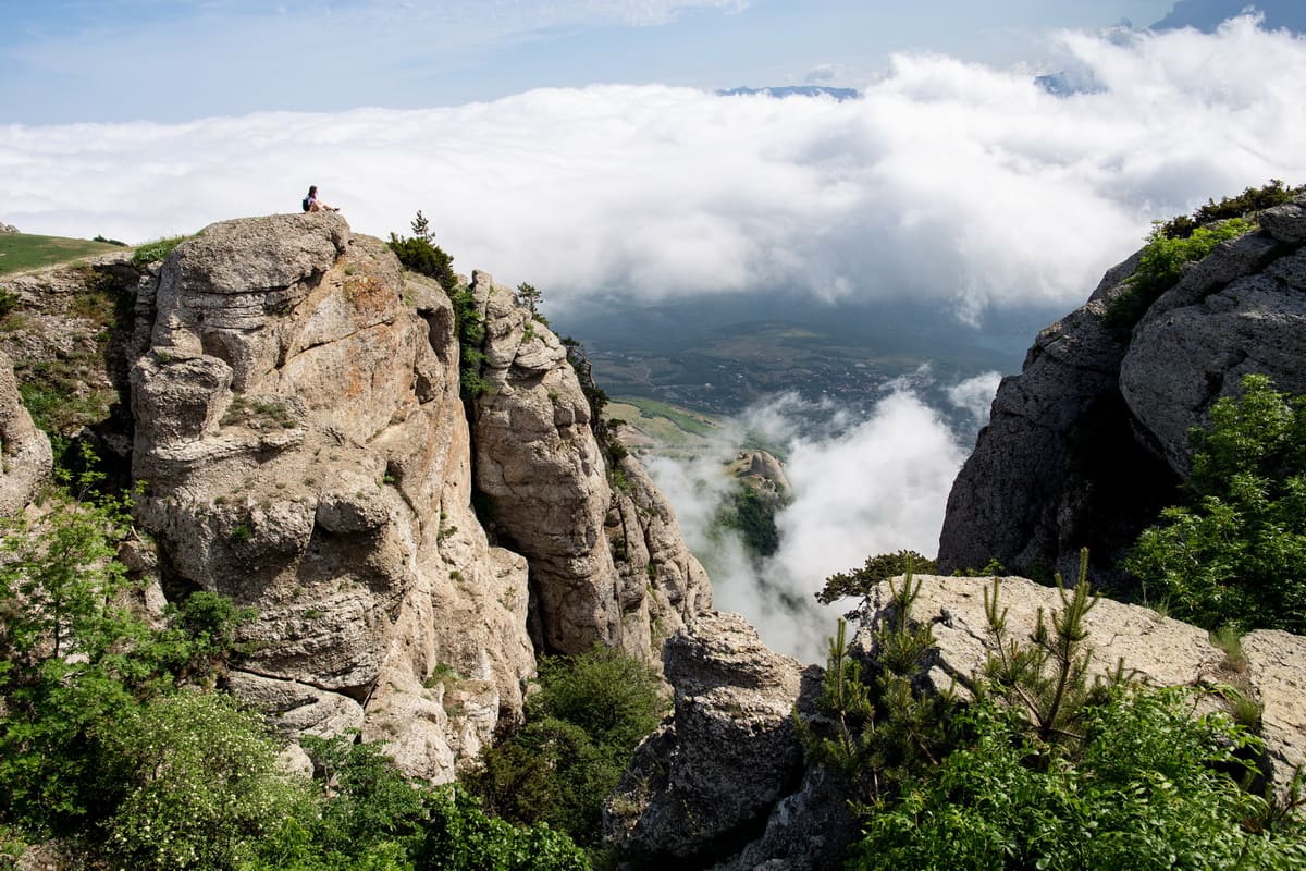 Поход на Демерджи в Крыму скалы и туман