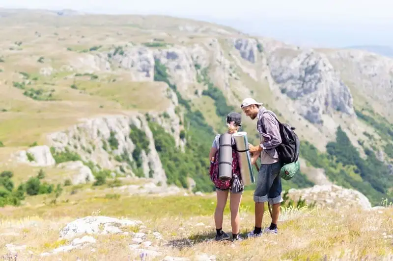 Туристы любуются пейзажами на плато Караби в многодневном походе по Крыму