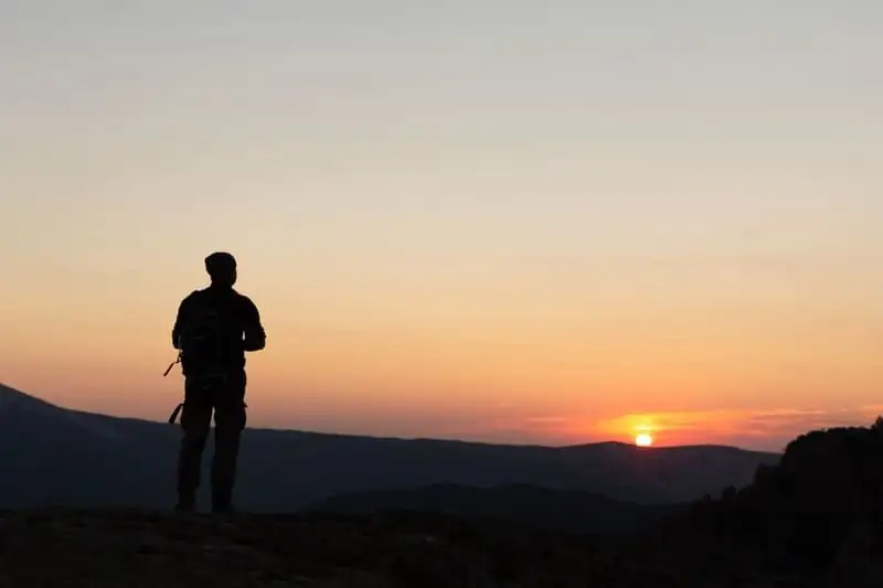 Турист в лучах заката на горе Демерджи в походе по Крыму