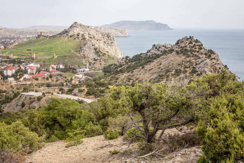 Генуэзская крепость в Судаке и мыс Алчак - многодневный пеший поход по Крыму