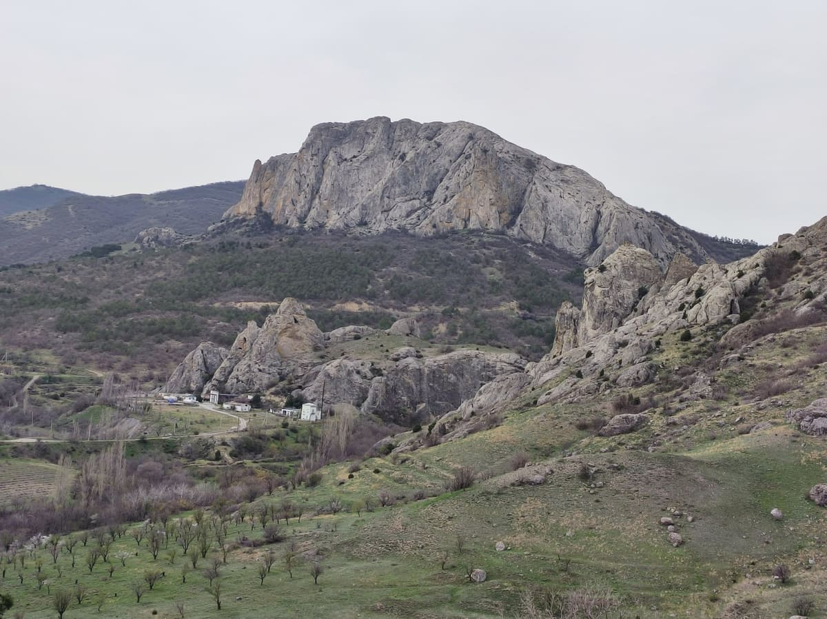 Пейзажи горного Крыма - гора Носорог в Солнечной долине