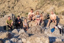 Туристы купаются в море в походе по Крыму
