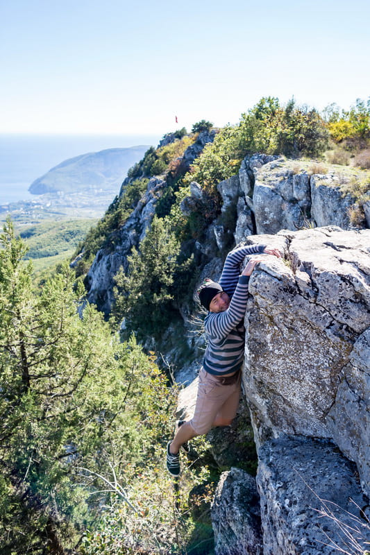 экстрим на горе парагильмен в Крыму турист повис на скале
