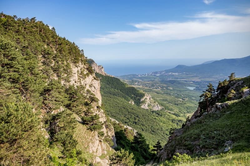 фото Крыма - тропа на горе Демерджи с видом на Алушту и долину