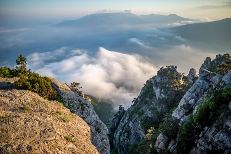 южная Демерджи с видом на долину привидений в тумане - пейзажи Крыма