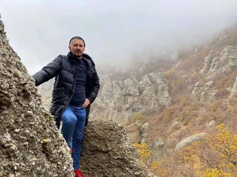 турист на пешей экскурсий по горе Демерджи и долине привидений с гидом ильей клычевым