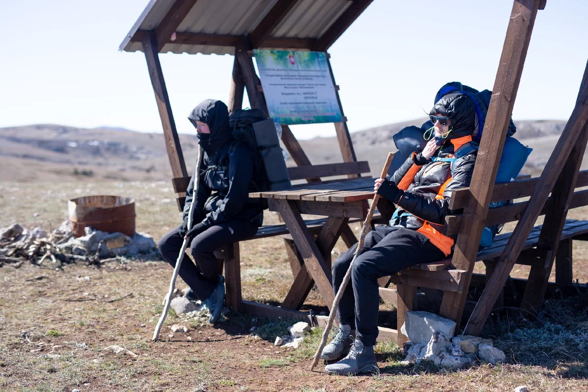 сильный ветер в горах Крыма - туристы отдыхают на привале