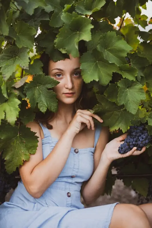 Модель в виноградниках Крыма