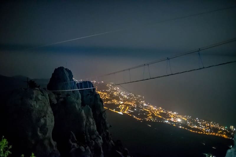 Гора Ай-Петри в пешем походе с ночевкой по Крыму на фоне ночного города