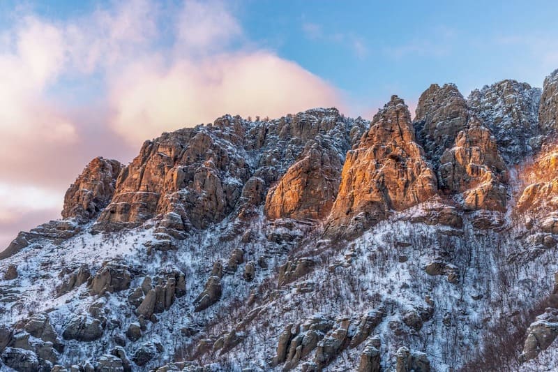 Красивые скалы на закате у горы Демержи