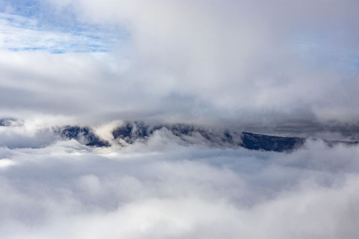 облака и туман на горе Демерджи пешая экскурсия по Крыму