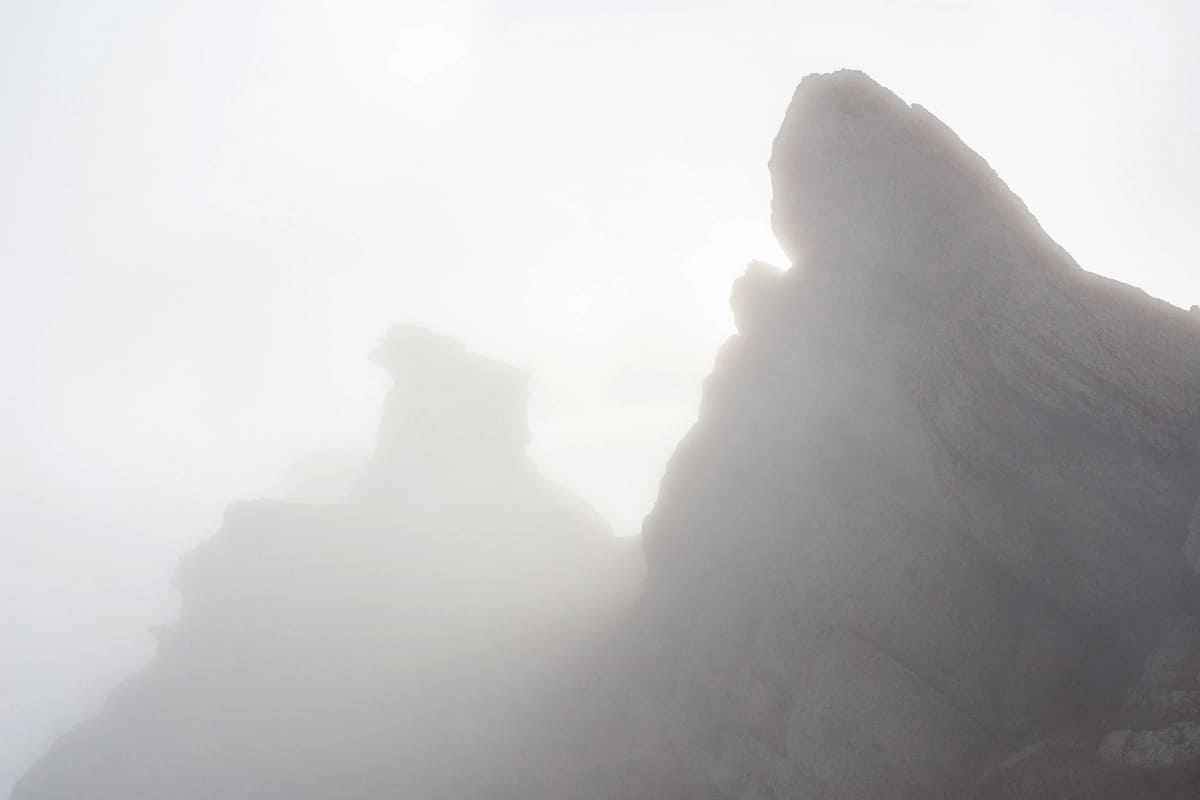 скалы на горе Демерджи в тумане
