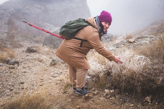 туристка в пешем однодневном походе без рюкзаков на гору Демерджи зимой