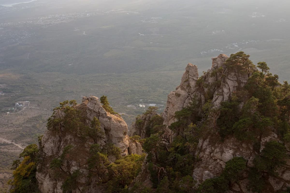 скалы над долиной привидений на горе Демерджи в Крыму на закате
