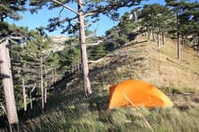 туристкая палатка в горах Крыма