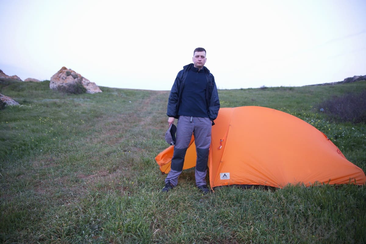 Туристическая палатка в Караларском заповеднике на Керченском полуострове