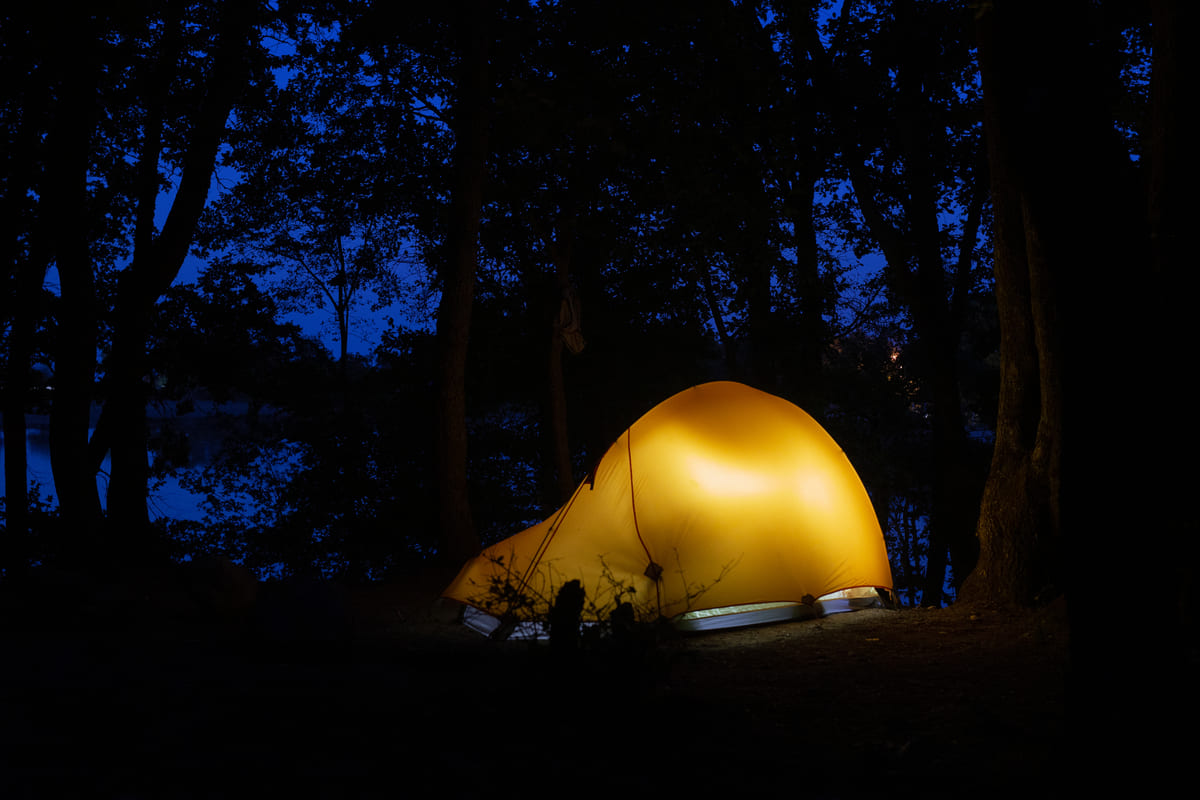 Палатка в походе по Крыму у озера в Краснокаменке ночью