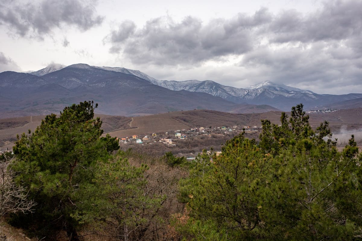 Крымские горы зимой в снегу