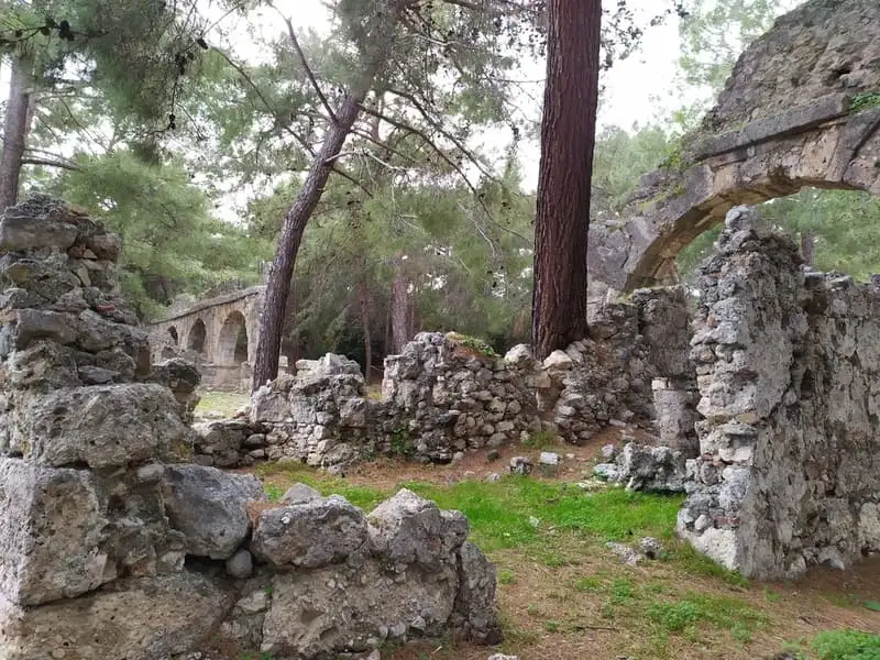Руины древного города Фаселис в Турции