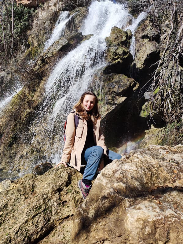 Девушка у водопада Су-Учхан в походе по Крыму