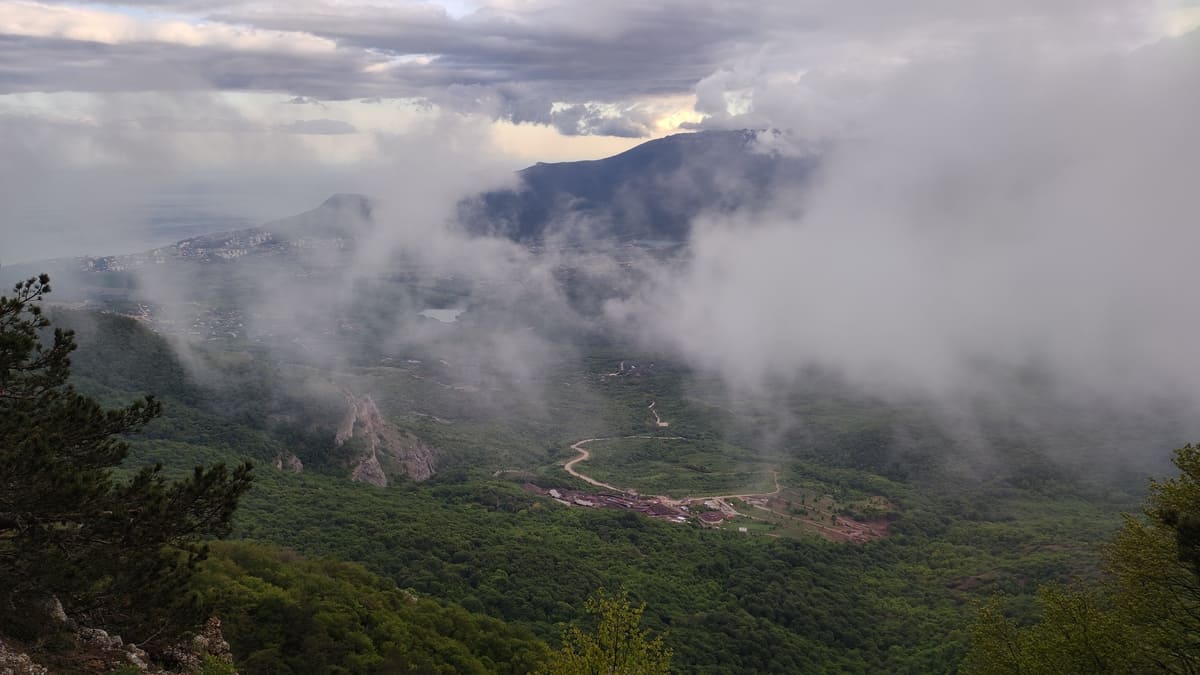 Вид на Алушту через дождевые облака