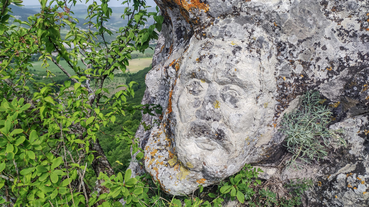 Каменные барельефы на мысе Куле-бурун