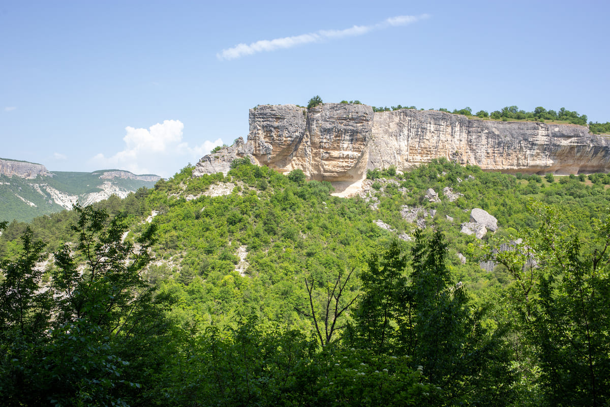 Вид на пещерный монастырь на скале Ай-Тодор со скалы Джениче-Бурун
