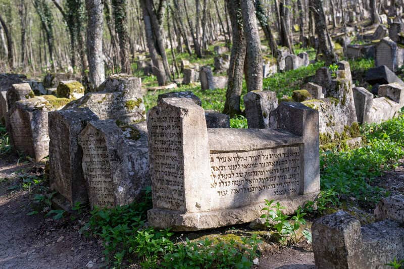 Каменные плиты надгробий в некрополе у Бахчисарая