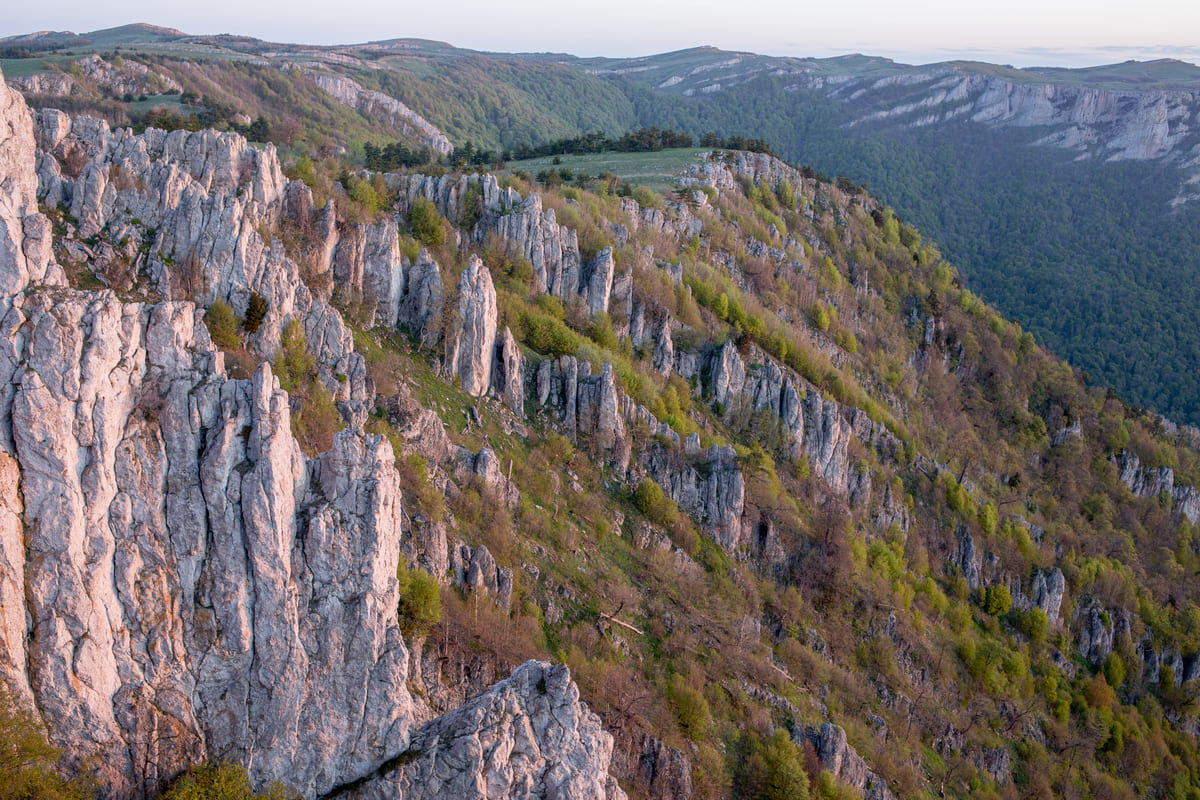 Скалистые гребни Хапхала на рассвете в Крыму