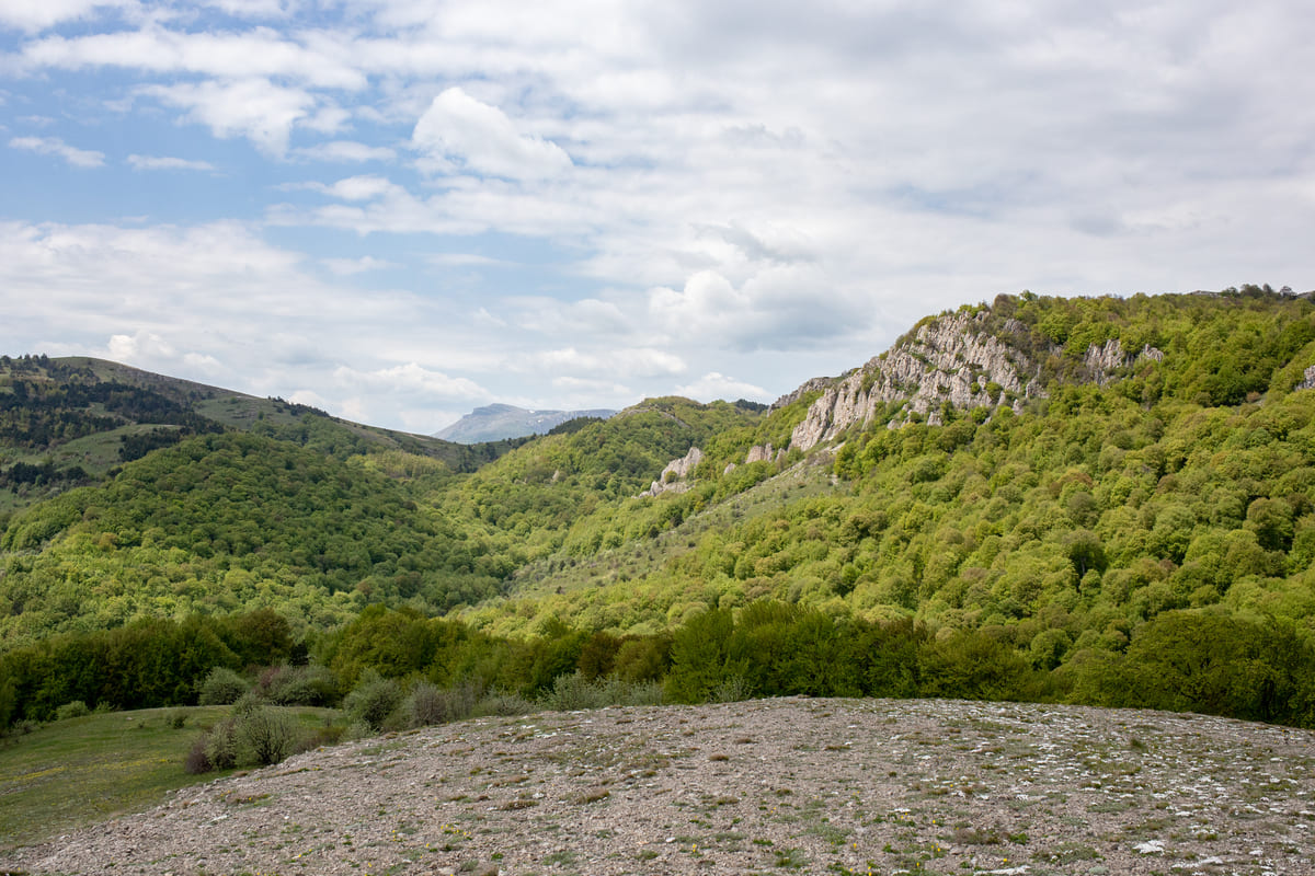 Вид с Базарбая на урочище Джурла и Юркины скалы