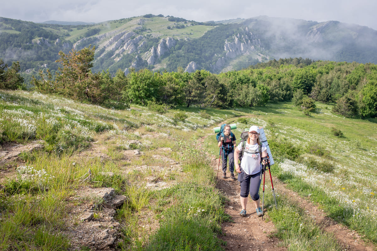 Туристы идут на вершину горы Демерджи со стоянки Джурла