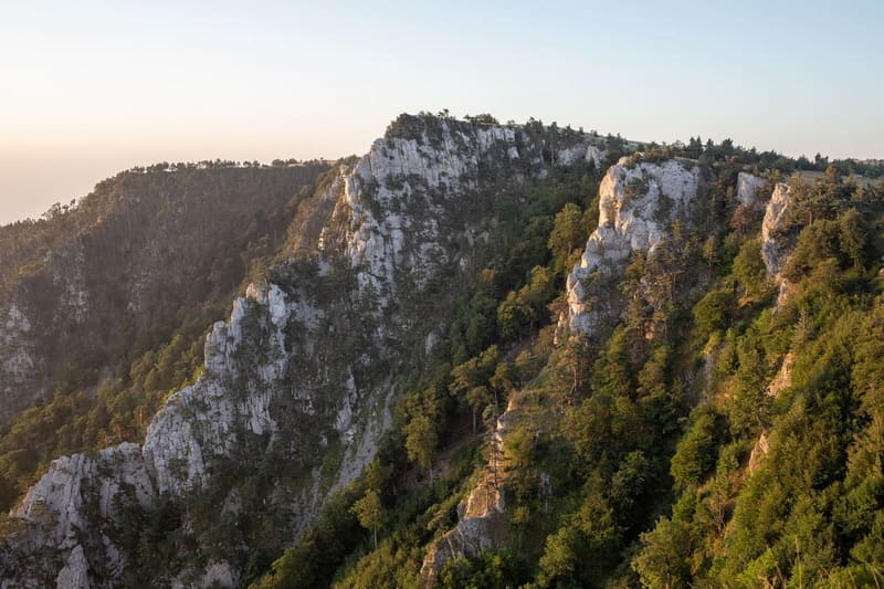 Скалы на рассвете в пешем походе по Крыму