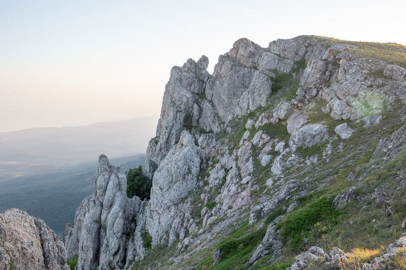 Скалы на обрывах плато Караби на закате в Крыму