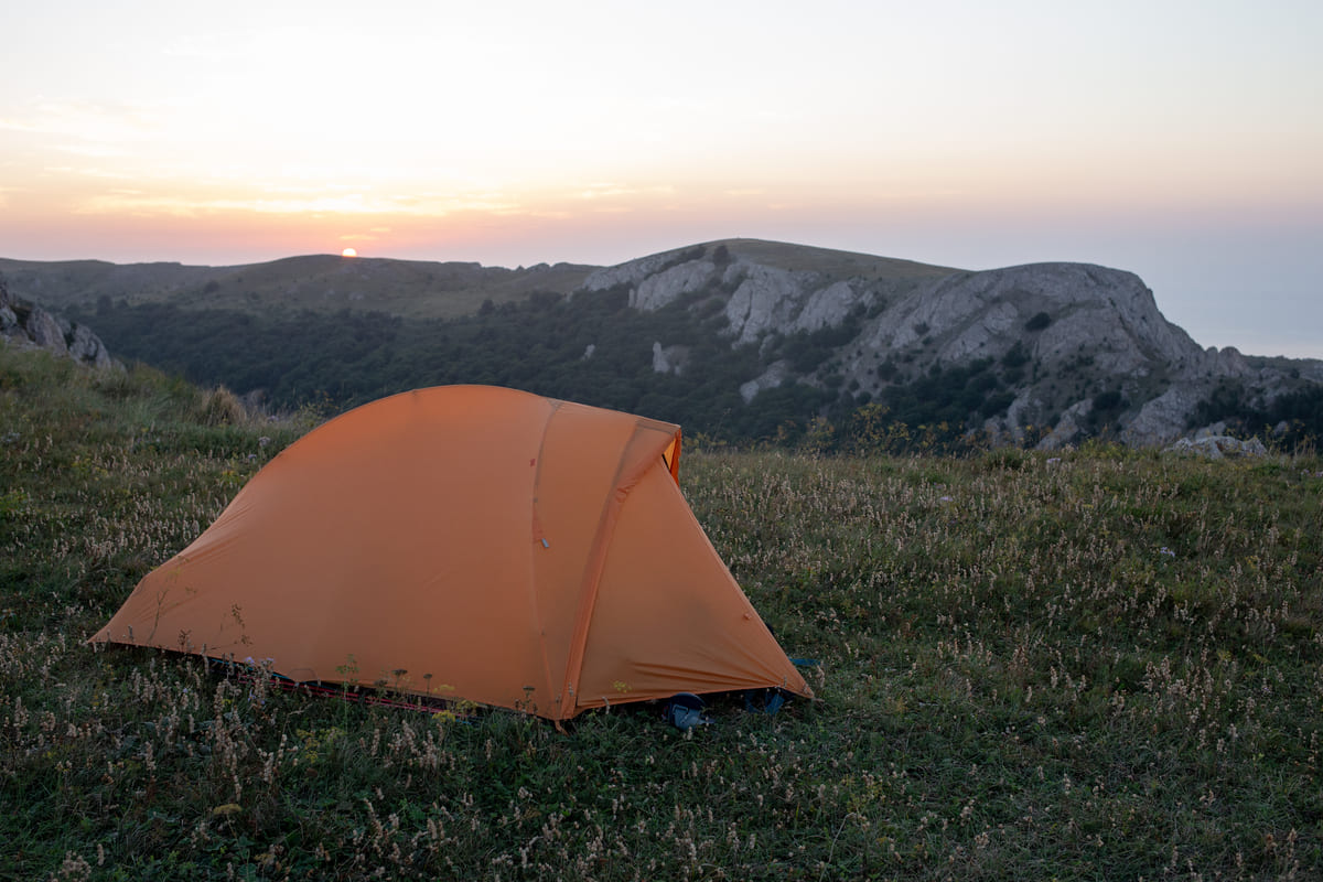 Палатка на рассвете в пешем походе по горам Крыма