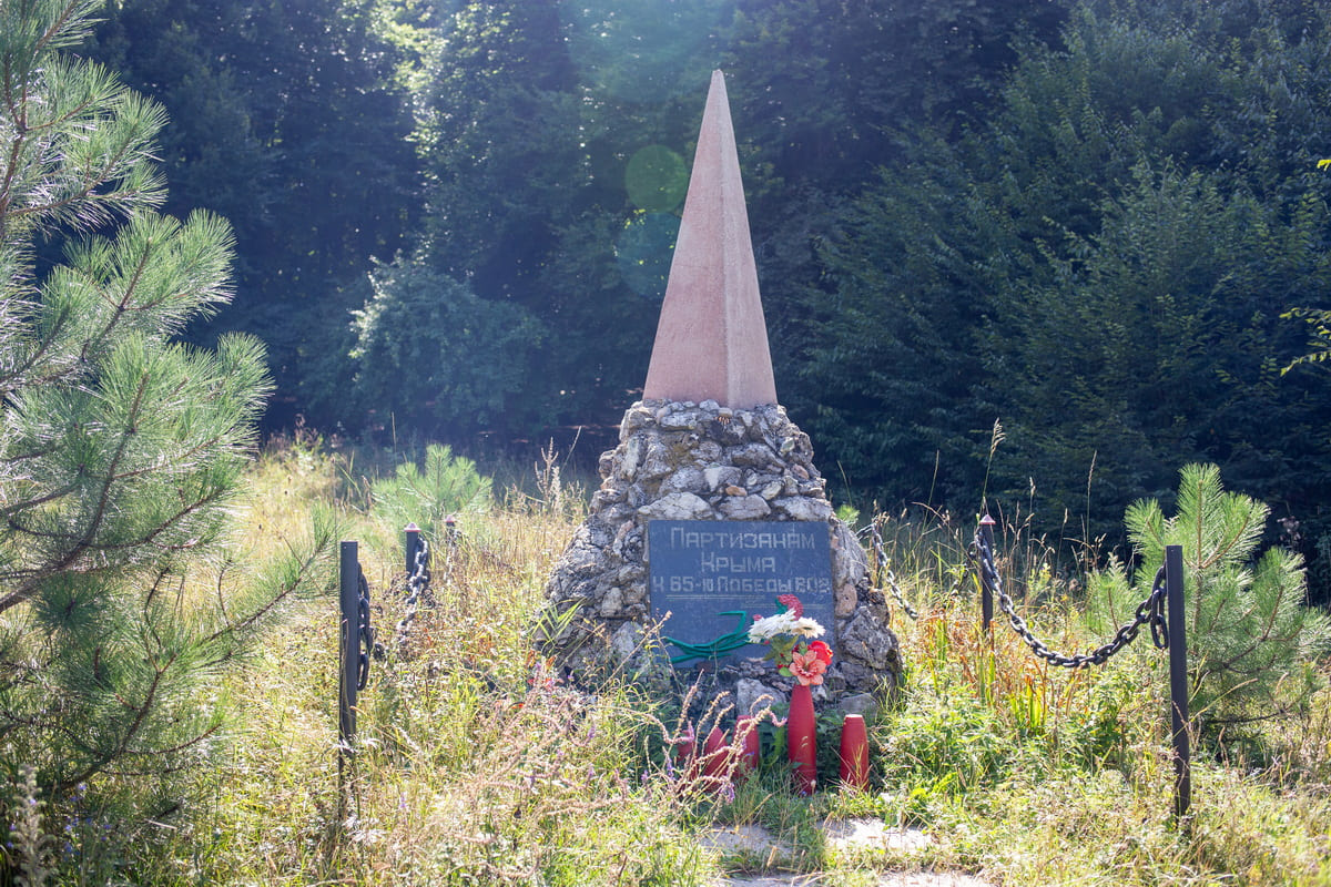 Памятник ВОВ в горах Крыма