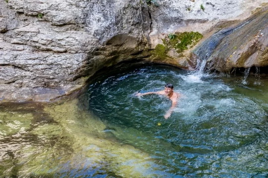 ванна молодости в большом каньоне Крыма горная река пеший поход