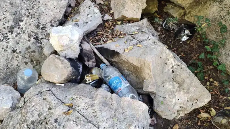 Оставленный мусор от пикника туристов в Крыму